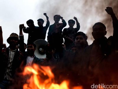 Tolak BBM Naik, Mahasiswa Bakar Spanduk di Patung Kuda