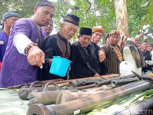 Melihat Ritual Nyiram Pusaka Kerajaan Talaga Manggung di Majalengka
