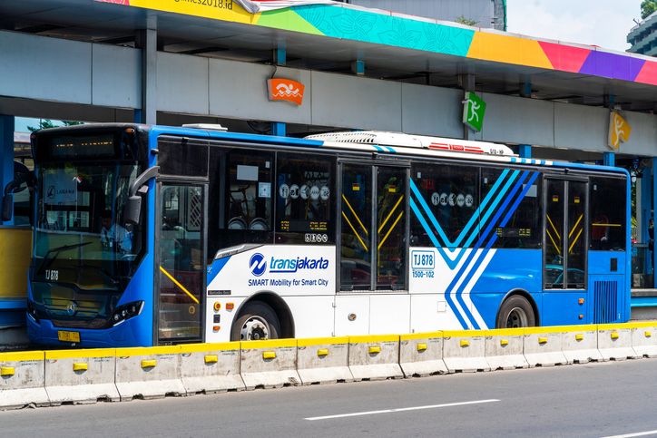 Bus TransJakarta mulai beroperasi 24 jam. Kendaraan umum tersebut sering digunakan masyarakat Jakarta sebagai sarana transportasi dalam kegiatan sehari-hari.