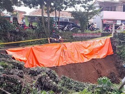 Turap Setinggi 6 Meter di Jalan Raya Cilebut Bogor Longsor Imbas Hujan Deras