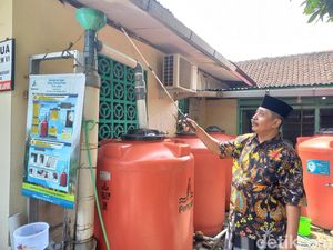 Warga Sukoharjo Ini Percaya Air Hujan Disetrum Berkhasiat, Benarkah? Warga Sukoharjo Ini Percaya Air Hujan Disetrum Berkhasiat, Benarkah?