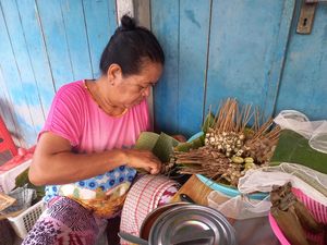 Makan Siang, Ton! Sate Manis-Sate Serapah Mek Ngah yang Legendaris