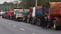 Truk di Paraguay Jadi Ular Gara-gara Harga BBM Naik, Kok Bisa