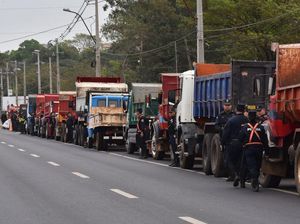 Truk di Paraguay Jadi Ular Gara-gara Harga BBM Naik, Kok Bisa