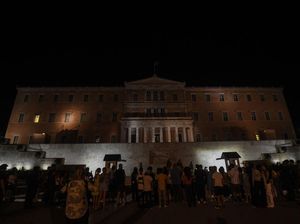 Yunani Krisis Listrik, Kantor DPR-nya Gelap Gulita!