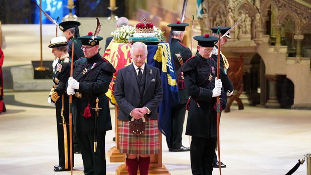 EDINBURGH, SCOTLAND - SEPTEMBER 12: King Charles III, Prince Edward, Duke of Wessex, Princess Anne, Princes Royal and Prince Andrew, Duke of York hold a vigil at St Giles' Cathedral, in honour of Queen Elizabeth II as members of the public walk past on September 12, 2022 in Edinburgh, Scotland. The Queen’s four children attend to stand vigil over her coffin where it lies in rest for 24 hours before being transferred by air to London. (Photo by Jane Barlow - WPA Pool/Getty Images)