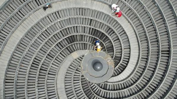 Air Mancur Spiral di China Kini Mengering, Terlihat Fotojenik