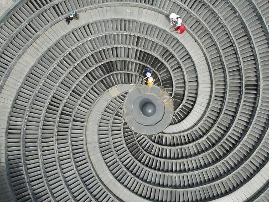 Air Mancur Spiral di China Kini Mengering, Terlihat Fotojenik Air Mancur Spiral di China Kini Mengering, Terlihat Fotojenik