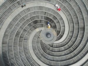 Air Mancur Spiral di China Kini Mengering, Terlihat Fotojenik Air Mancur Spiral di China Kini Mengering, Terlihat Fotojenik