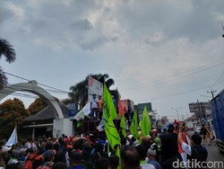 Anggota DPRD KBB Disoraki Massa Usai Teriak Dukung Kenaikan Harga BBM