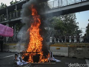 Panas Aksi Mahasiswa di Patung Kuda, Bakar Ban-Replika Keranda