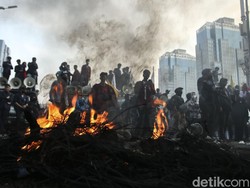 Demo Tolak Kenaikan Harga BBM Ricuh