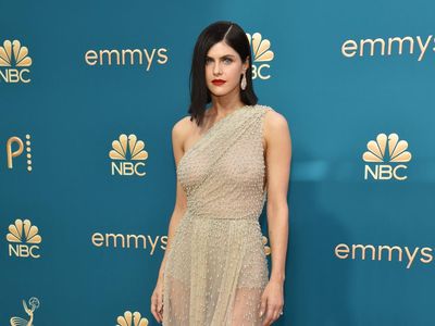 Gaun Menerawang Alexandra Daddario