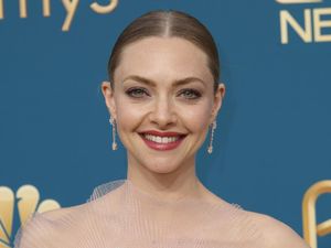 Amanda Seyfried Pamer Wajah Bareface dengan Kondisi Eczema, Banjir Pujian Amanda Seyfried Pamer Wajah Bareface dengan Kondisi Eczema, Banjir Pujian