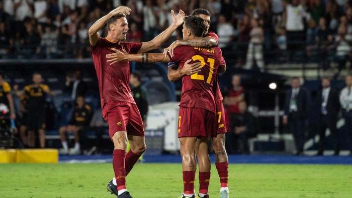 EMPOLI, ITALY - SEPTEMBER 12: Paulo Dybala of AS Roma celebrates with team mates after scoring a goal to make it 0-1 during the Serie A match between Empoli FC and AS Roma at Stadio Carlo Castellani on September 12, 2022 in Empoli, Italy. (Photo by Ivan Romano/Getty Images)