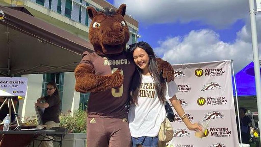 10 Potret Beby Tsabina Lanjutkan Kuliah di Amerika 10 Potret Beby Tsabina Lanjutkan Kuliah di Amerika