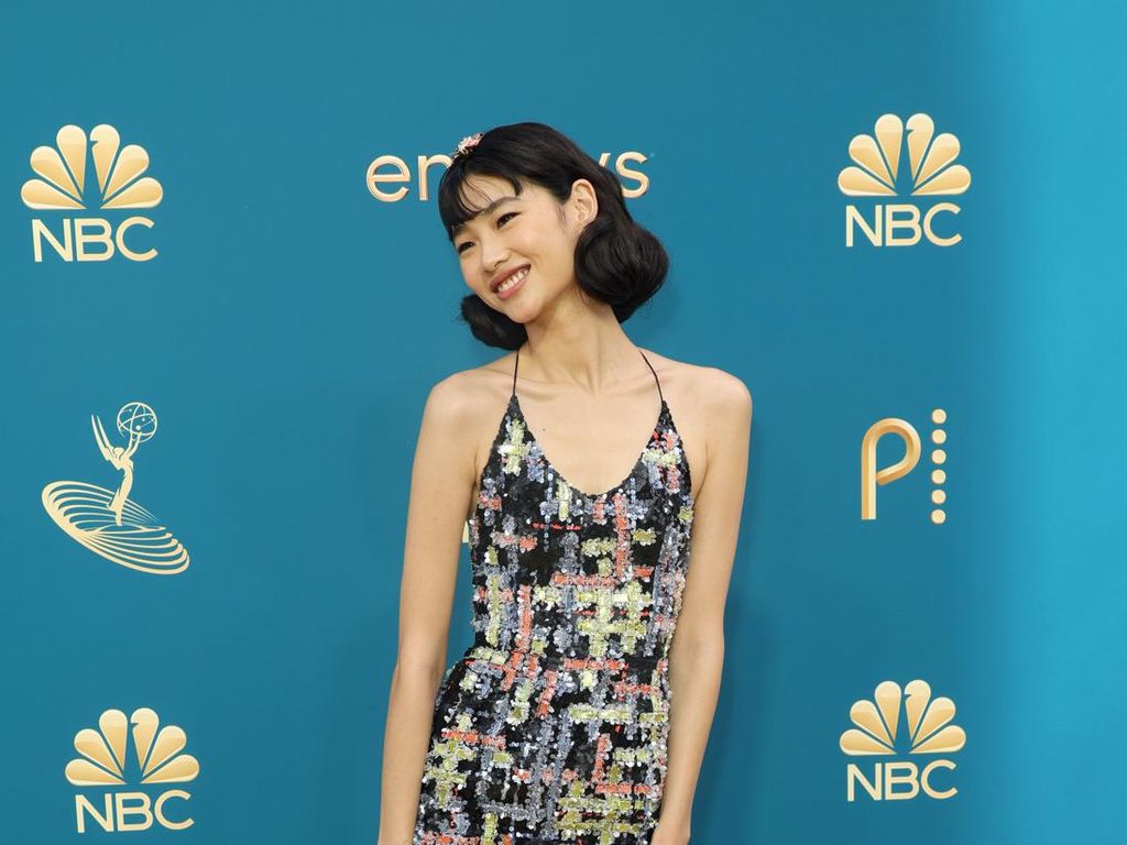 10 Artis Berbusana Terbaik di Emmys 2022, Jung Ho Yeon Pamer Kaki Jenjang