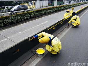 Biar Kinclong, Separator Jalan Gatsu Dicat Ulang Biar Kinclong, Separator Jalan Gatsu Dicat Ulang
