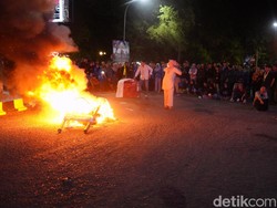 Malam-malam Mahasiswa di Bone Bawa Keranda Mayat Saat Demo BBM