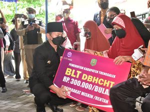 Bupati Trenggalek Salurkan BLT buat Kurangi Beban Warga