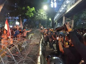 Makin Panas! Pendemo BBM Naik di Jakpus Nyalakan Petasan-Jebol Kawat Duri