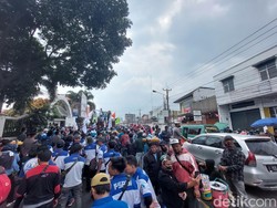 Demo Tolak Kenaikan BBM, Ribuan Buruh Blokade Jalan di Depan DPRD KBB