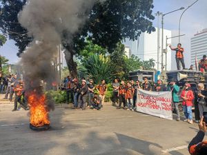 Demo Harga BBM Naik, Massa Bakar Ban di Patung Kuda