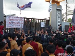 Demo Harga BBM di Samarinda Ricuh, Ketua DPRD Kaltim Dilempari Botol