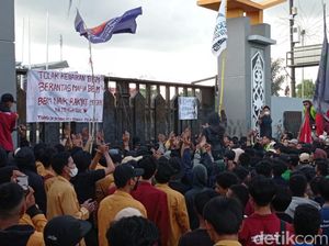 Demo Harga BBM di Samarinda Ricuh, Ketua DPRD Kaltim Dilempari Botol Demo Harga BBM di Samarinda Ricuh, Ketua DPRD Kaltim Dilempari Botol