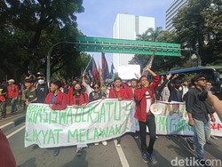 Demo Tolak Harga BBM Naik, Massa Mahasiswa Merapat ke Patung Kuda