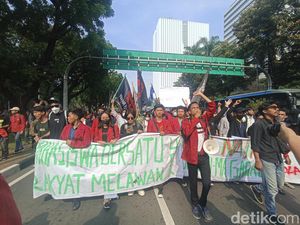 Demo Tolak Harga BBM Naik, Massa Mahasiswa Merapat ke Patung Kuda Demo Tolak Harga BBM Naik, Massa Mahasiswa Merapat ke Patung Kuda