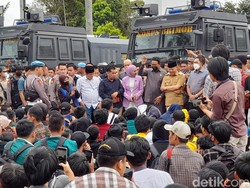 Demo Tolak BBM, Mahasiswa Paksa Anggota DPRD Bengkulu Baca Teks Pancasila
