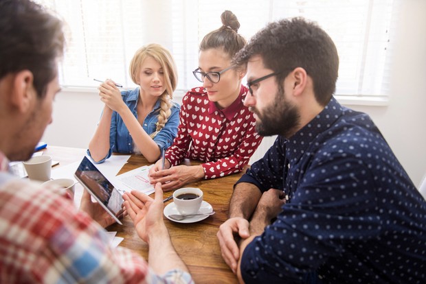 Tetaplah diam sembari mendengarkan dan memahami alur pembicaraan.