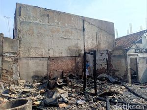 4 Rumah di Mangga Besar Jakbar Terbakar, Kerugian Ditaksir Capai Rp 1 M 4 Rumah di Mangga Besar Jakbar Terbakar, Kerugian Ditaksir Capai Rp 1 M