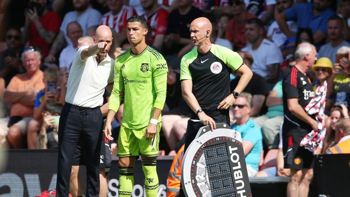SOUTHAMPTON, ENGLAND - AUGUST 27: Cristiano Ronaldo speaks to Erik ten Hag, Manager of Manchester United before they are substituted on during the Premier League match between Southampton FC and Manchester United at Friends Provident St. Marys Stadium on August 27, 2022 in Southampton, England. (Photo by Steve Bardens/Getty Images)
