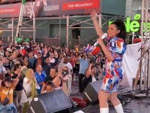 Aksi Fitri Carlina Goyang Times Square New York dengan Ojo Dibandingke
