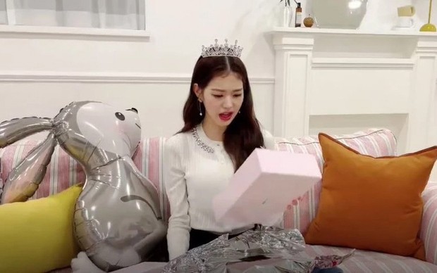 Hadiah berupa buku horror untuk Jang Wonyoung IVE /Foto: allkpop.com Foto: allkpop.com