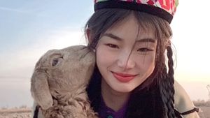 Pesona Gadis Penggembala Domba dari Uighur yang Kecantikannya Jadi Viral