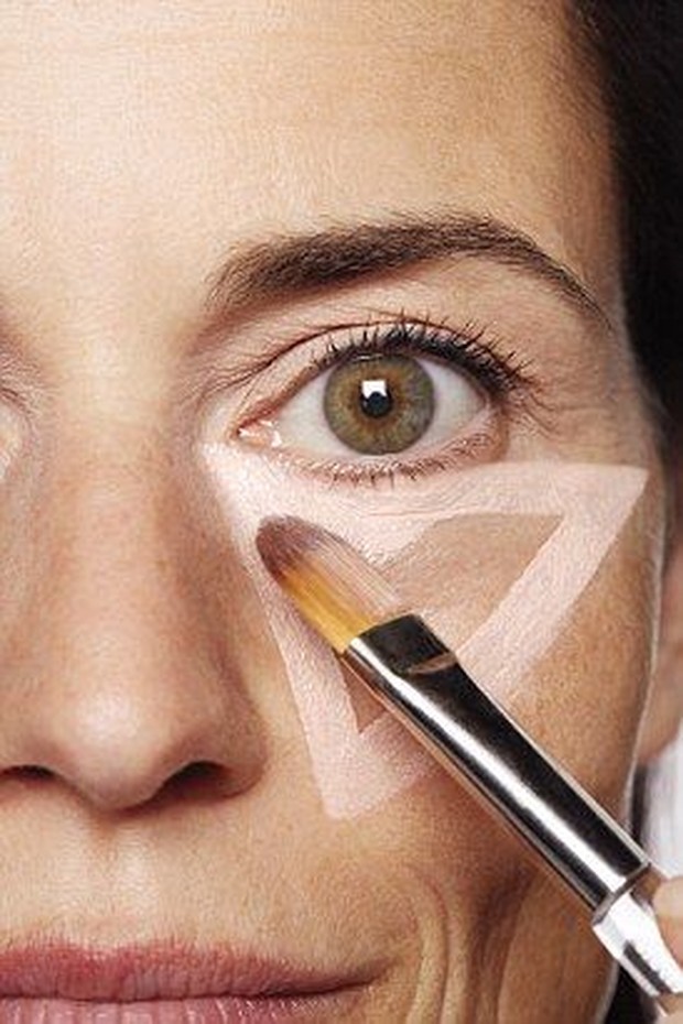 gambaran pengaplikasian make up secara perlahan