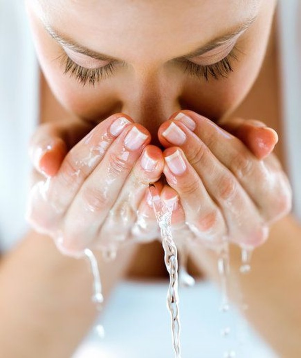 gambaran membersihkan wajah dengan cuci muka