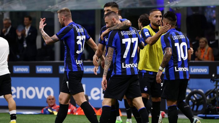 MILAN, ITALY - SEPTEMBER 10: Marcelo Brozovic of FC Internazionale celebrates after scoring his sides first goal of the match during the Serie A match between FC Internazionale and Torino FC at Stadio Giuseppe Meazza on September 10, 2022 in Milan, Italy. (Photo by Francesco Scaccianoce/Getty Images)