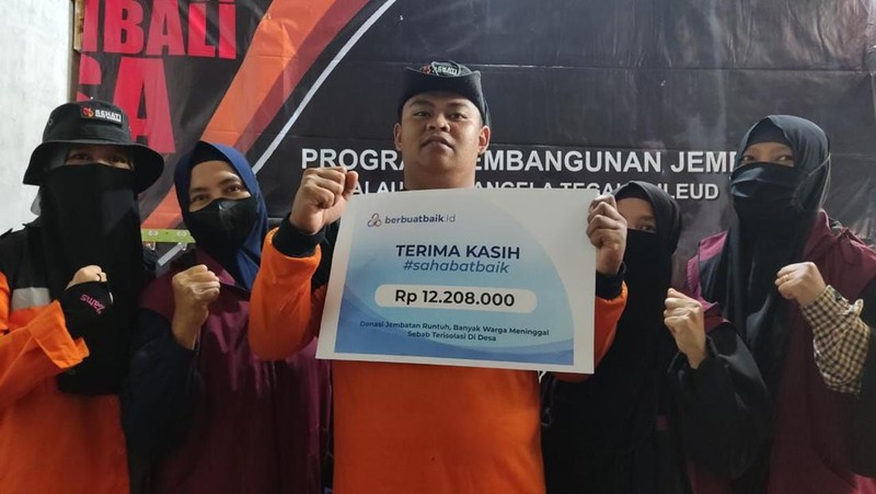 Jembatan Nangela di Sukabumi Jadi Terang Berkat Donasi Sahabat Baik