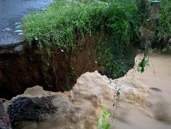 Akses Warga Tersendat Akibat Putusnya Jembatan Penghubung Cianjur-Sukabumi