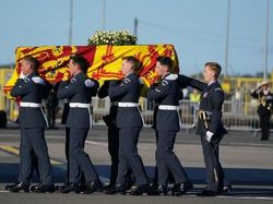 Jenazah Ratu Elizabeth II Diterbangkan ke London Jenazah Ratu Elizabeth II Diterbangkan ke London