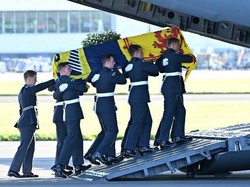 Momen Jenazah Ratu Elizabeth II Diterbangkan ke London