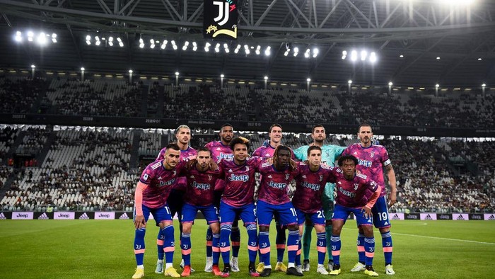 ALLIANZ STADIUM, TURIN, ITALY - 2022/09/11: Players of Juventus FC pose for a team photo prior to the Serie A football match between Juventus FC and US Salernitana. The match ended 2-2 tie. (Photo by Nicolò Campo/LightRocket via Getty Images)