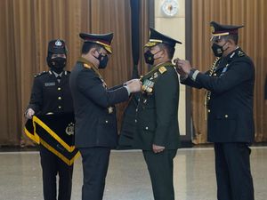 Kapolri Anugerahkan Bintang Bhayangkara Utama ke KSAD Jenderal Dudung