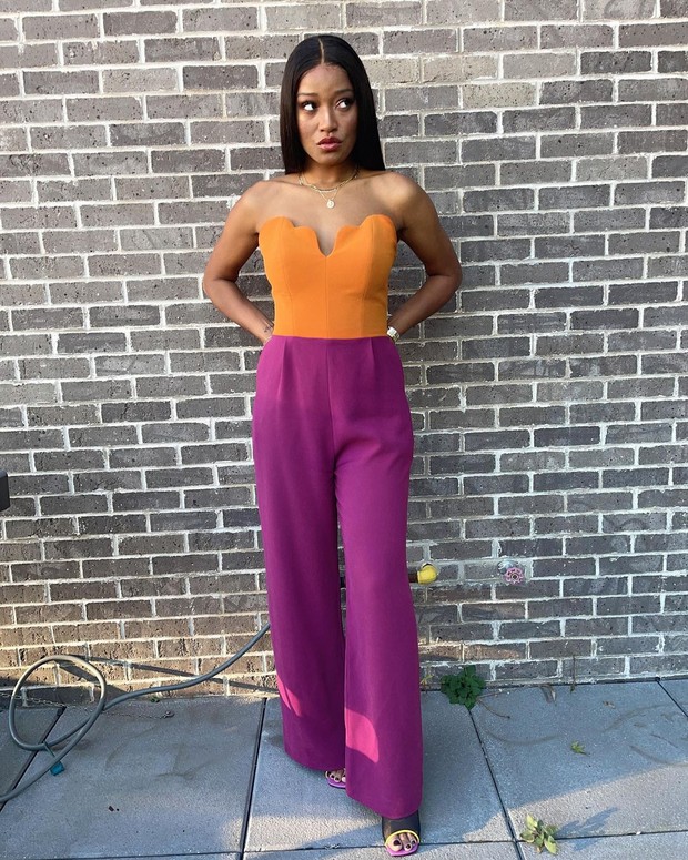 Keke Palmer mengenakan jumpsuit berwarna oranye dan ungu
