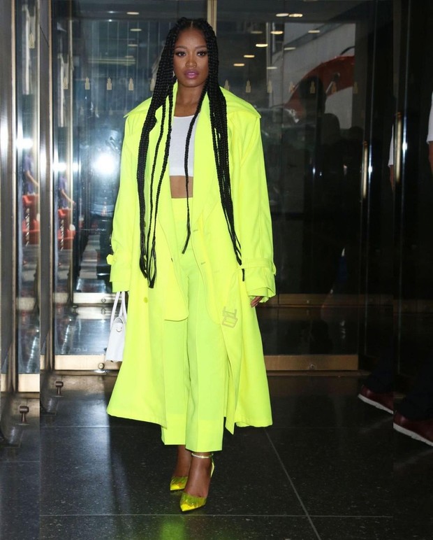 Keke Palmer mengenakan setelan long coat dan celana panjang warna kuning