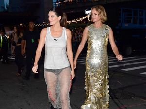 7 Gaya Kendall Jenner Pakai Dress Transparan Pamer Underwear di NYFW 2022 7 Gaya Kendall Jenner Pakai Dress Transparan Pamer Underwear di NYFW 2022